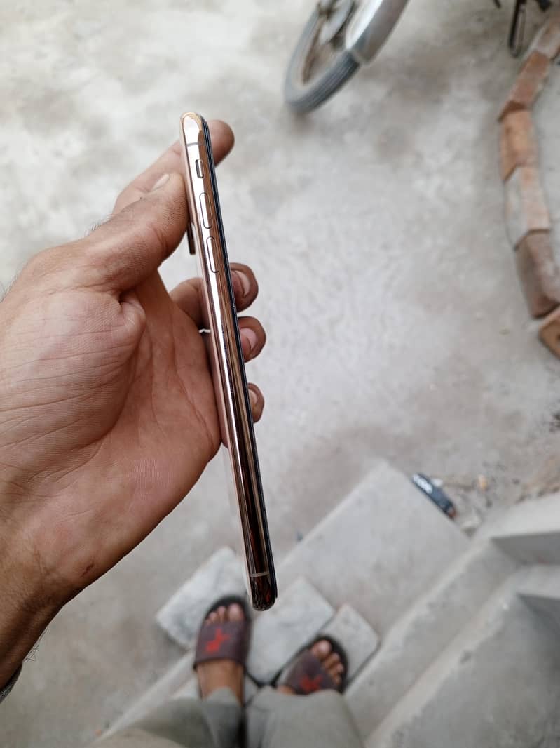 Apple iPhone XS Max 4