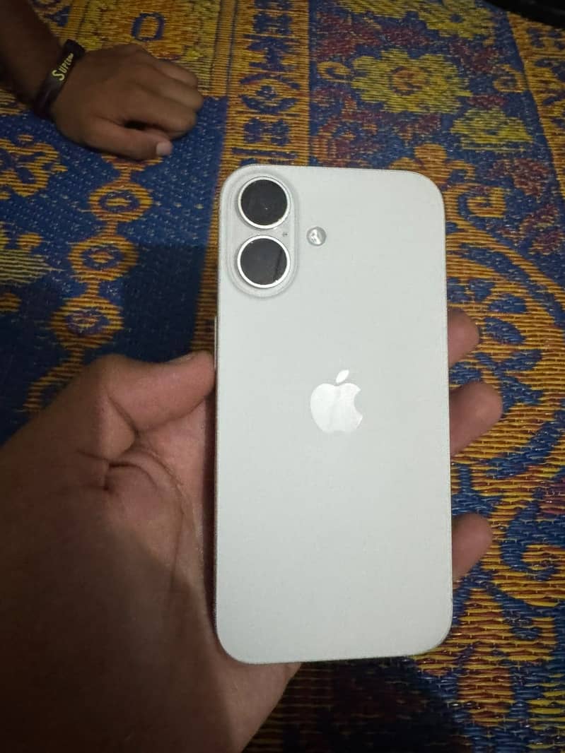 Apple iPhone 16 2