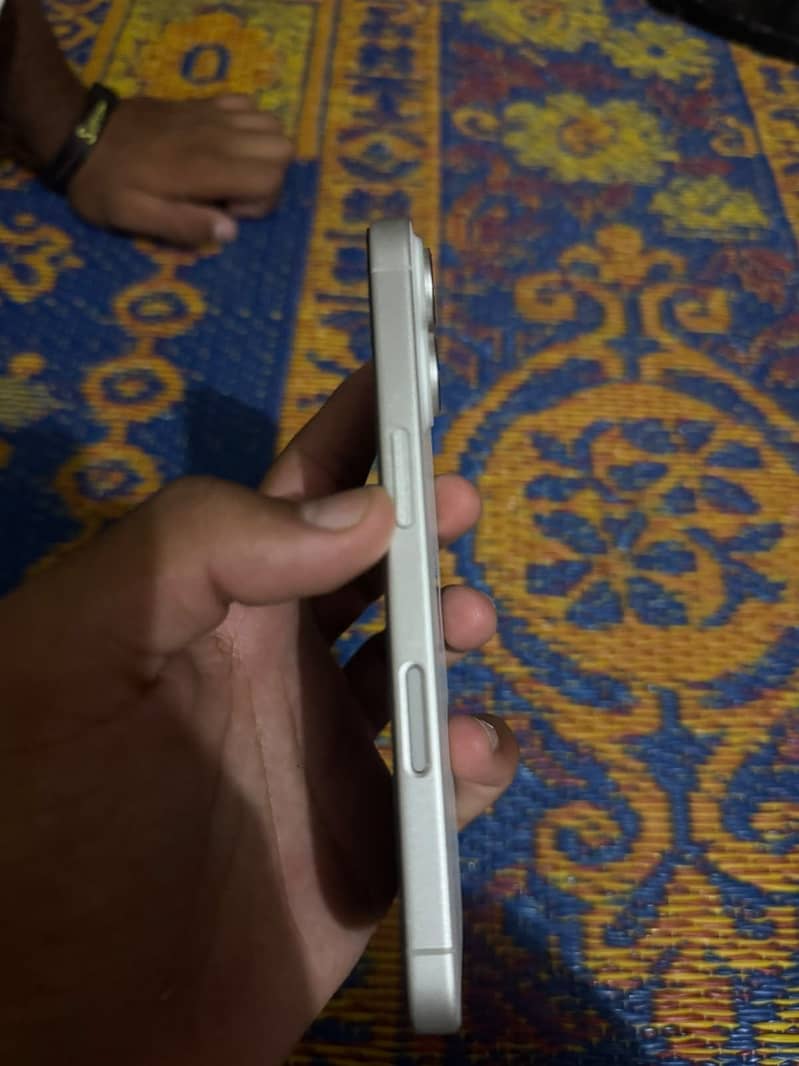 Apple iPhone 16 4