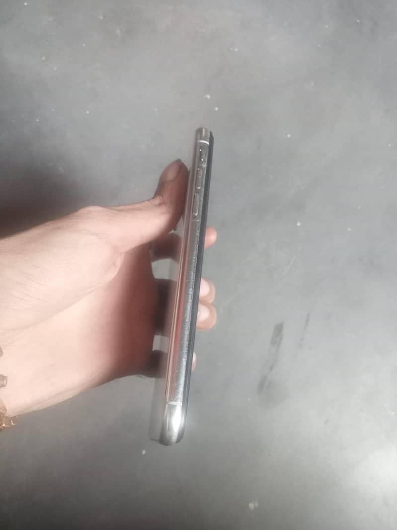 Apple iPhone X 4