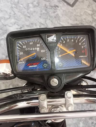 Honda 125 black colour 10/9 condition all papers ok