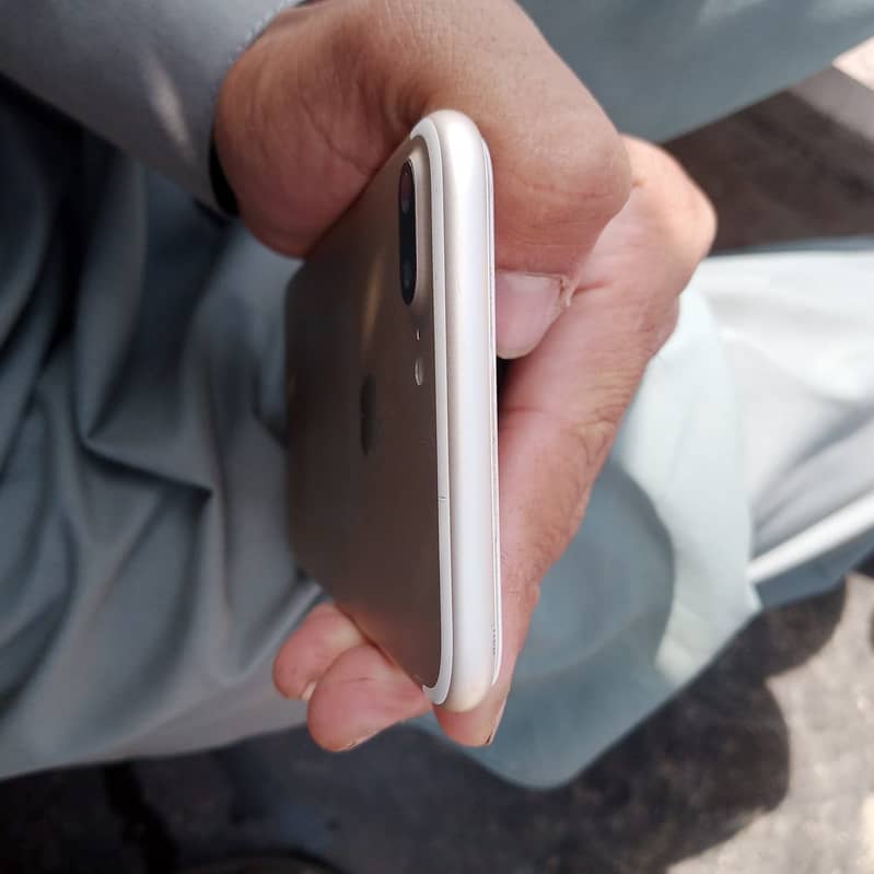 Apple iPhone 7 Plus 2