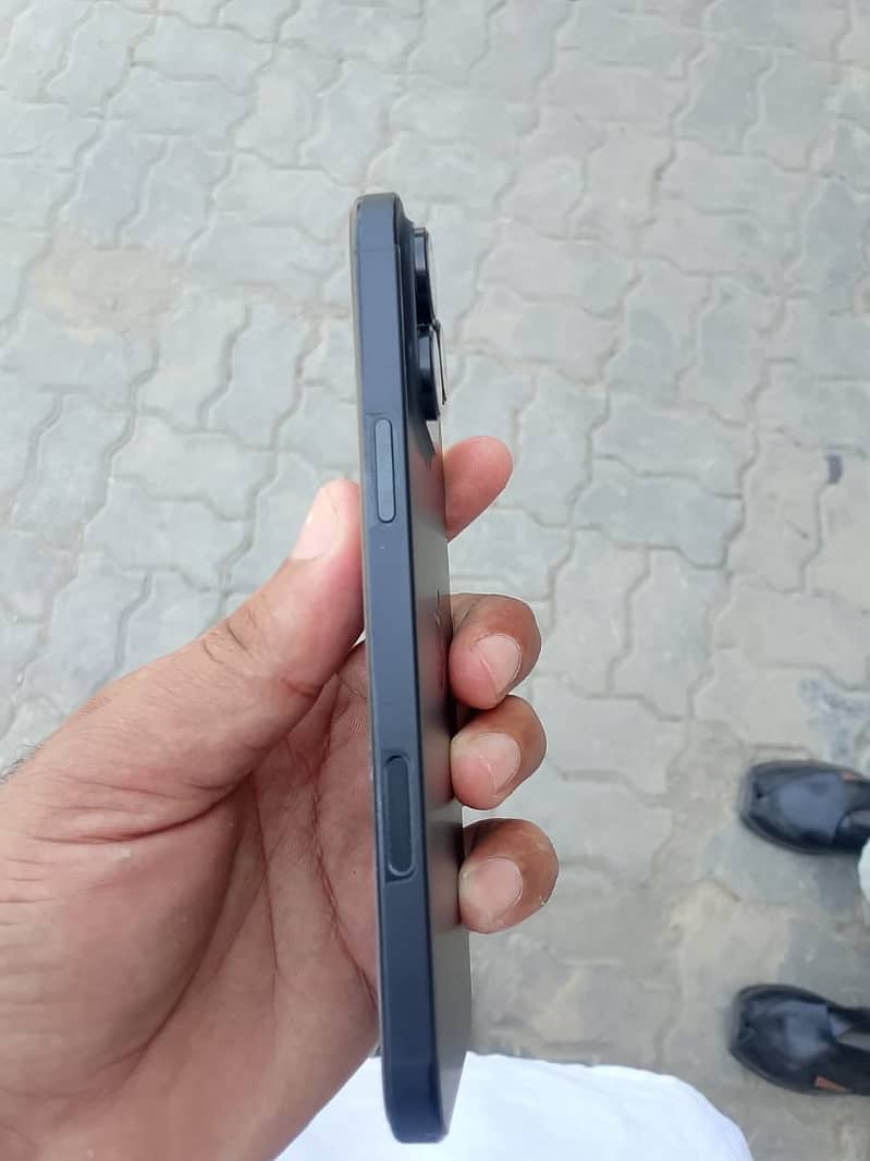 Apple iPhone 16 Pro Max 2