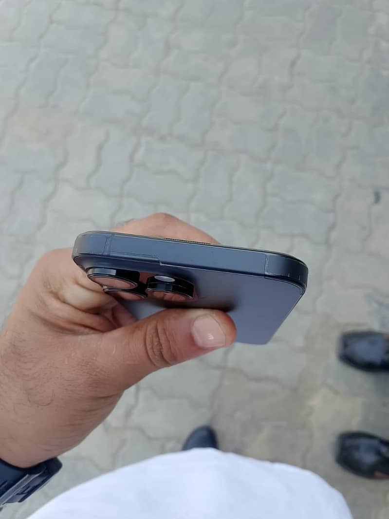 Apple iPhone 16 Pro Max 4