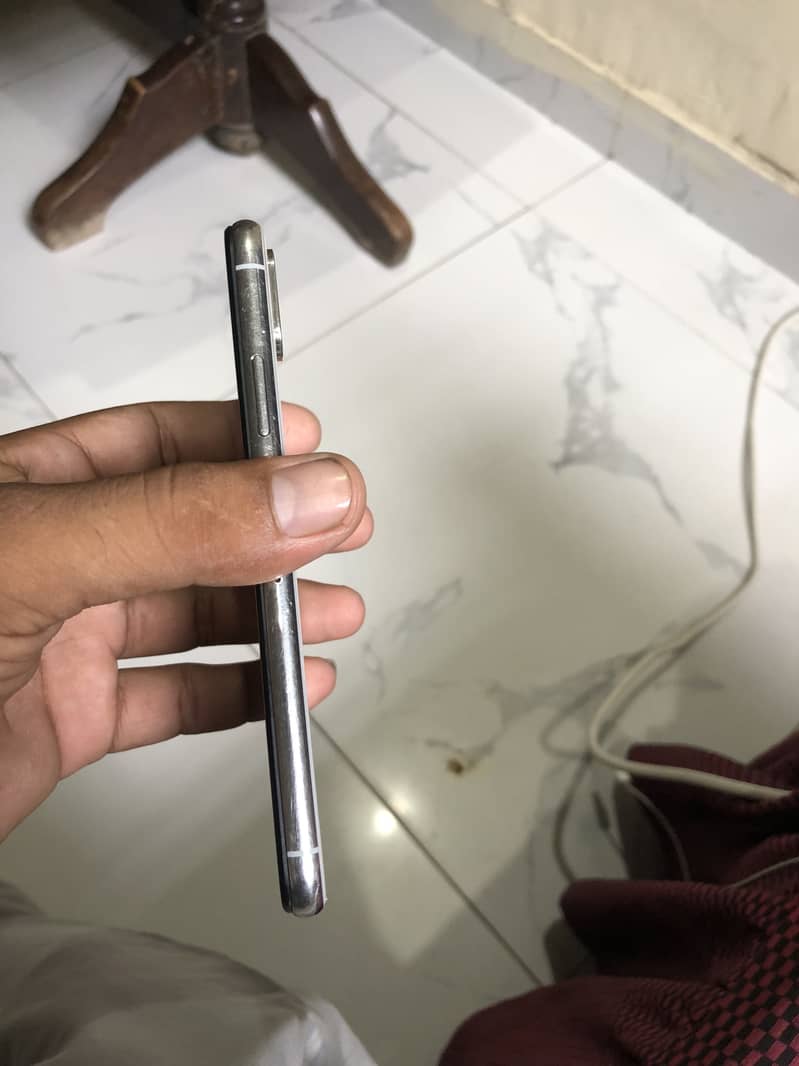 Apple iPhone XS 4