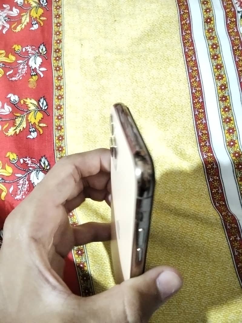Apple iPhone 11 Pro 4