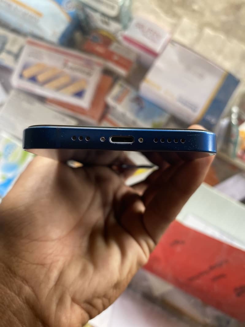 Apple iPhone 12 4