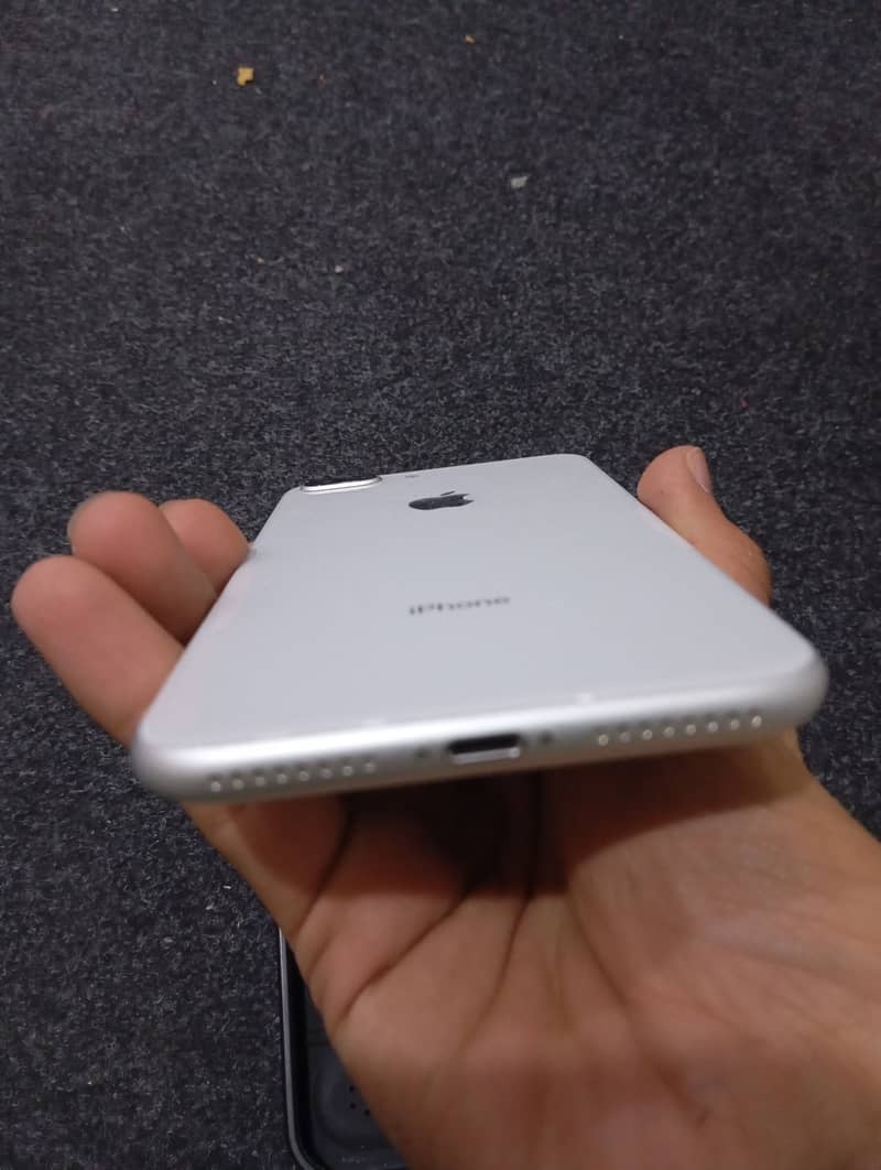 Apple iPhone 8 Plus 3