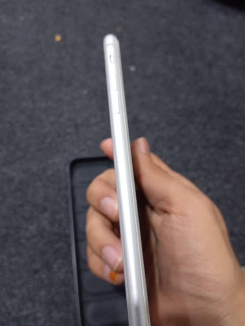 Apple iPhone 8 Plus 4