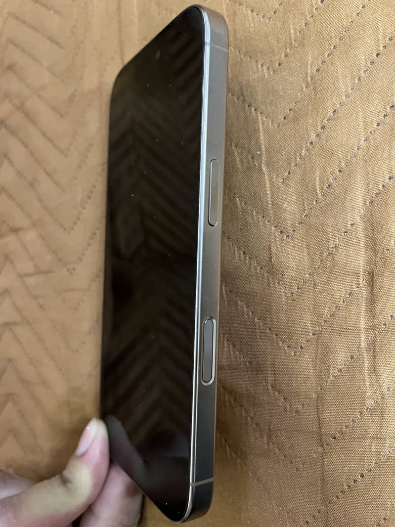 Apple iPhone 16 Pro 3