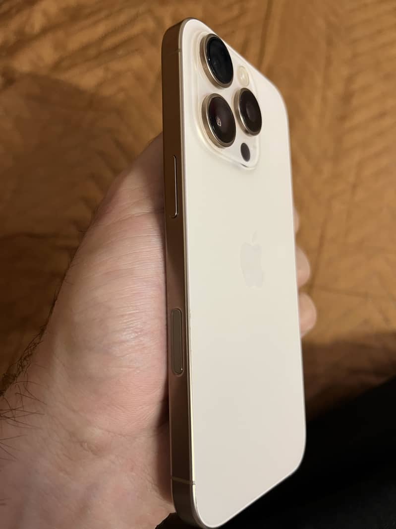Apple iPhone 16 Pro 4
