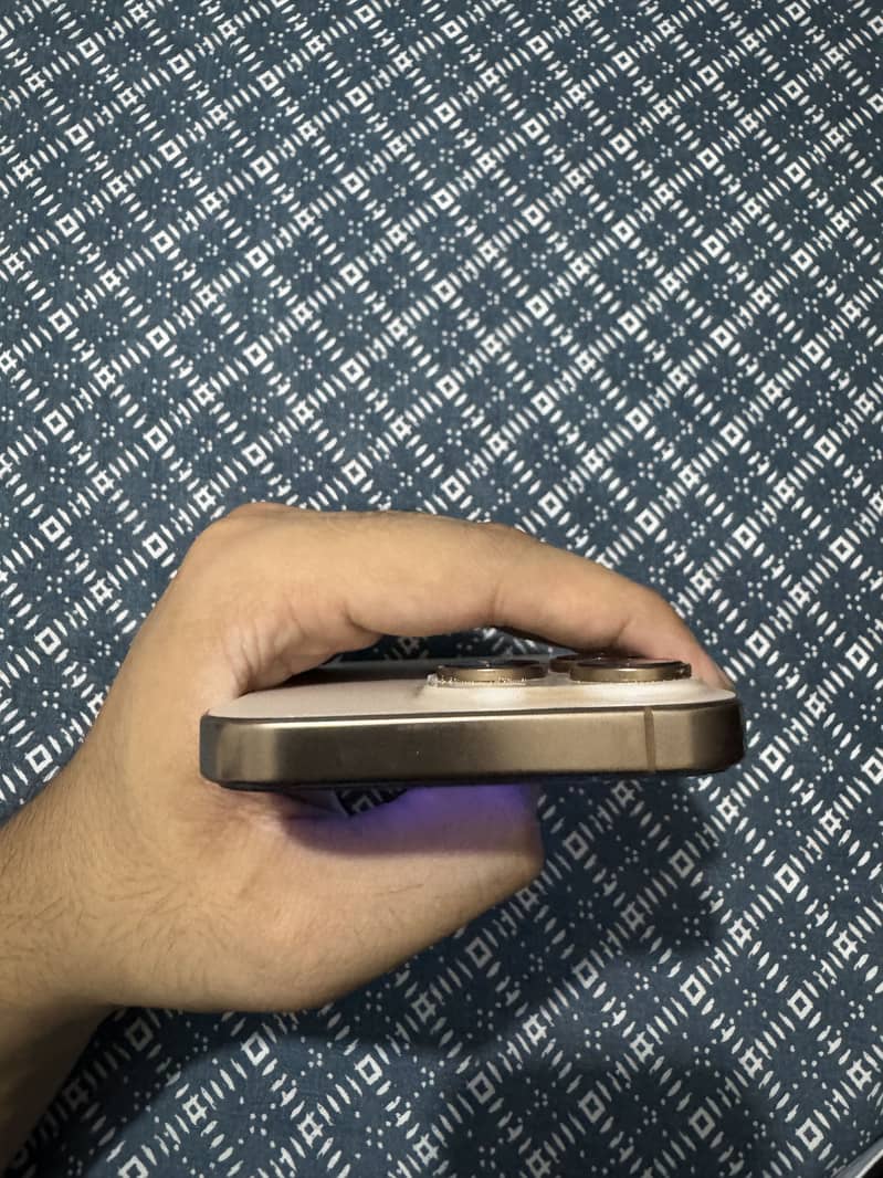 Apple iPhone 16 Pro 3