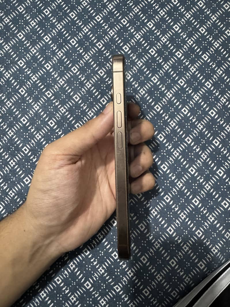 Apple iPhone 16 Pro 4