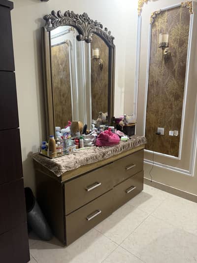 Bed with 2 side tables and dressing table