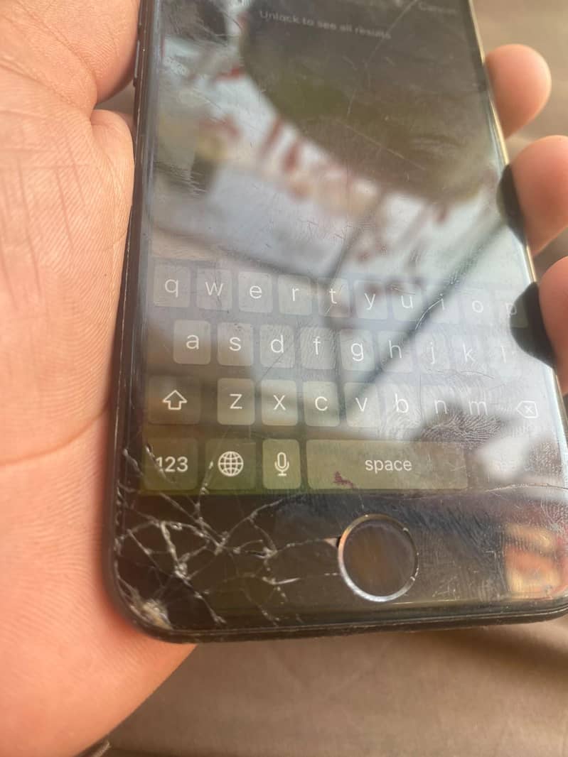 Apple iPhone 7 0
