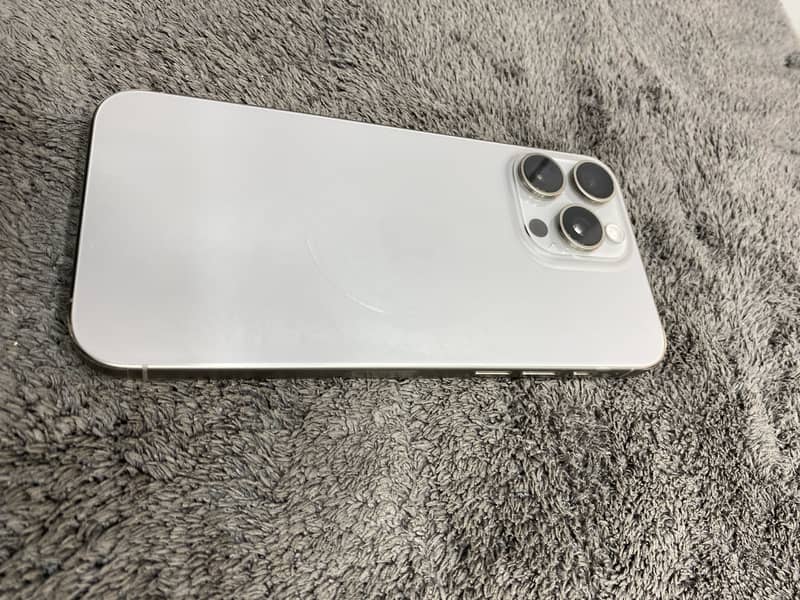 Apple iPhone 15 Pro Max 2