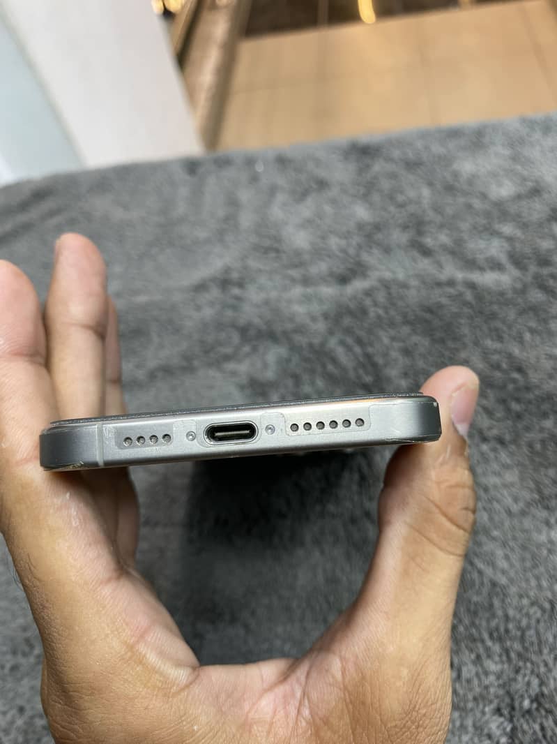 Apple iPhone 15 Pro Max 4