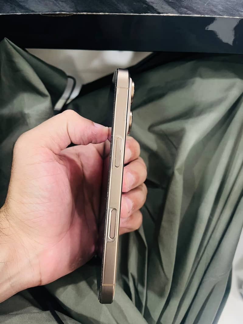 Apple iPhone 16 Pro 4