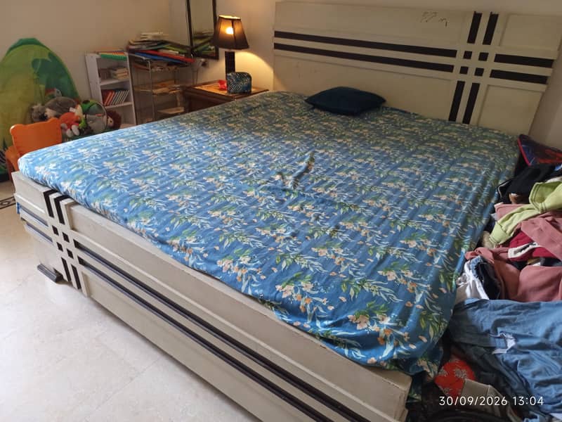 King size bed 0