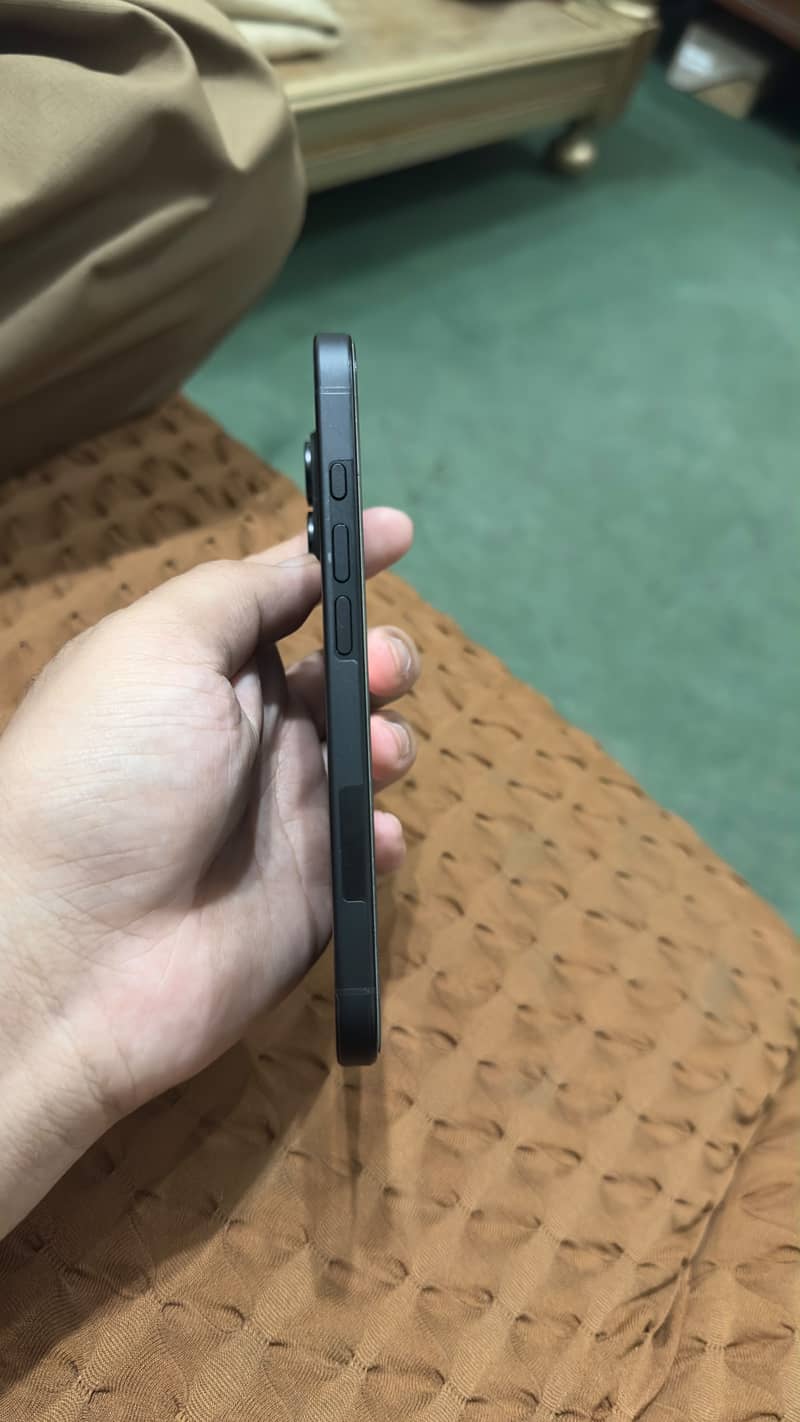 Apple iPhone 16 4