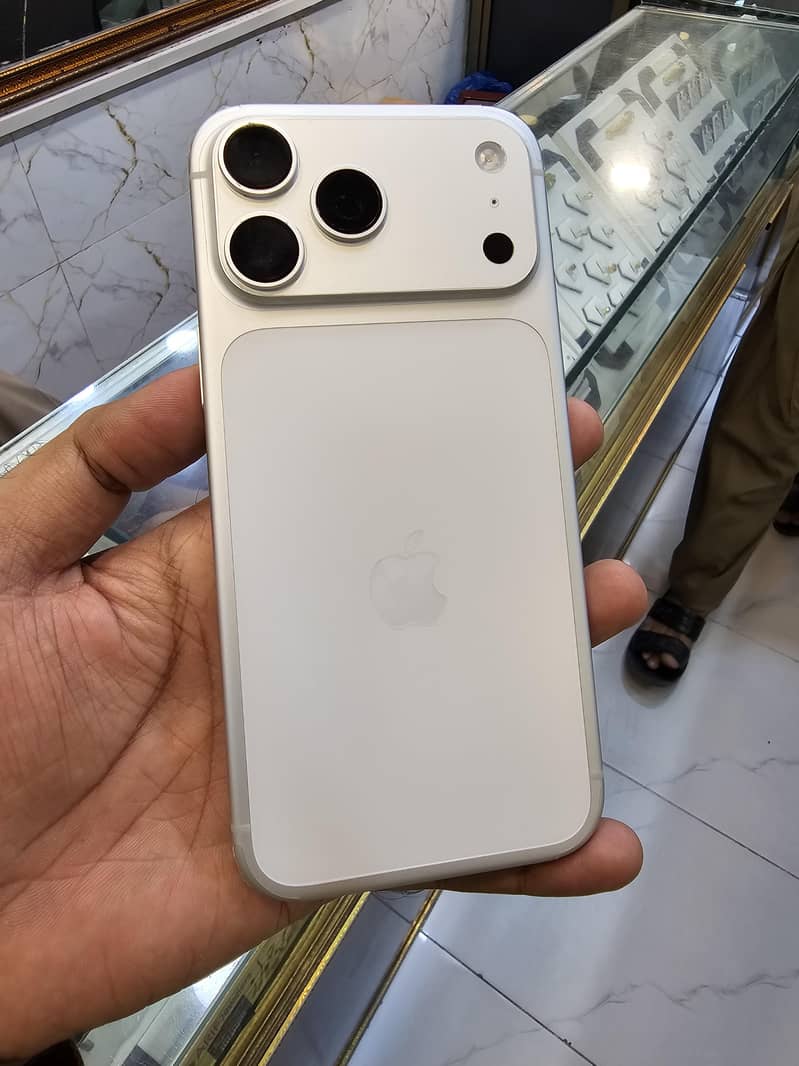 Apple iPhone 17 Pro Max 1