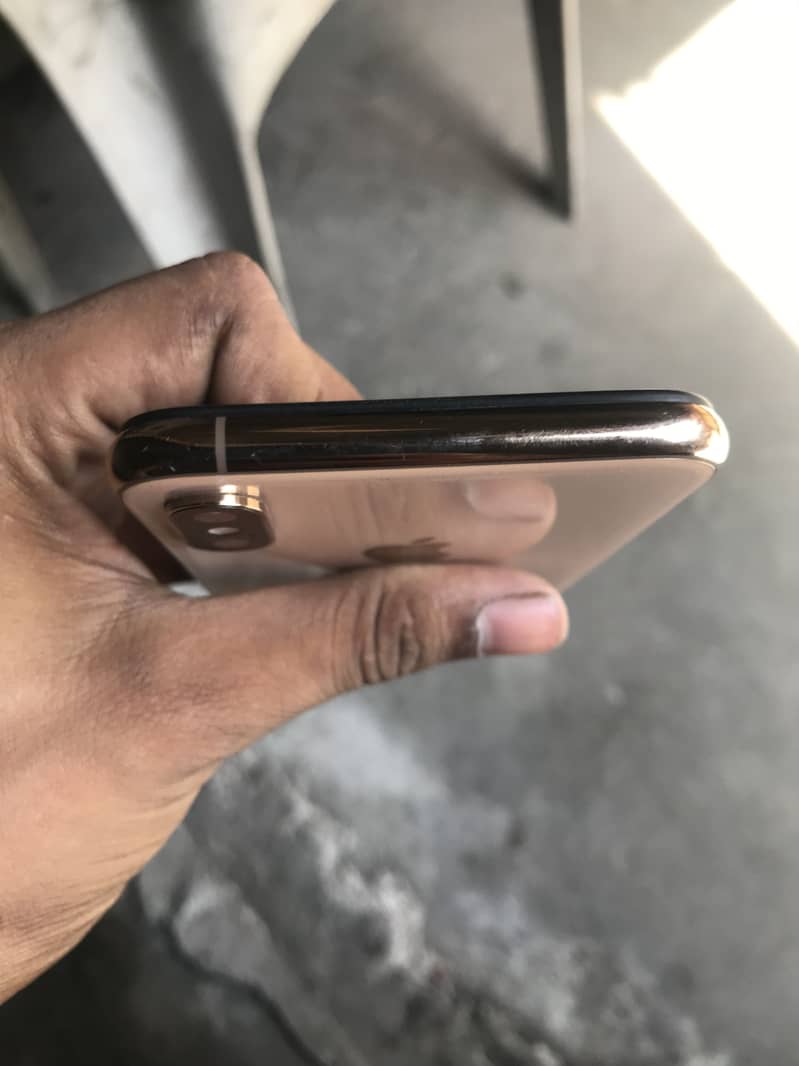Apple iPhone XS 4