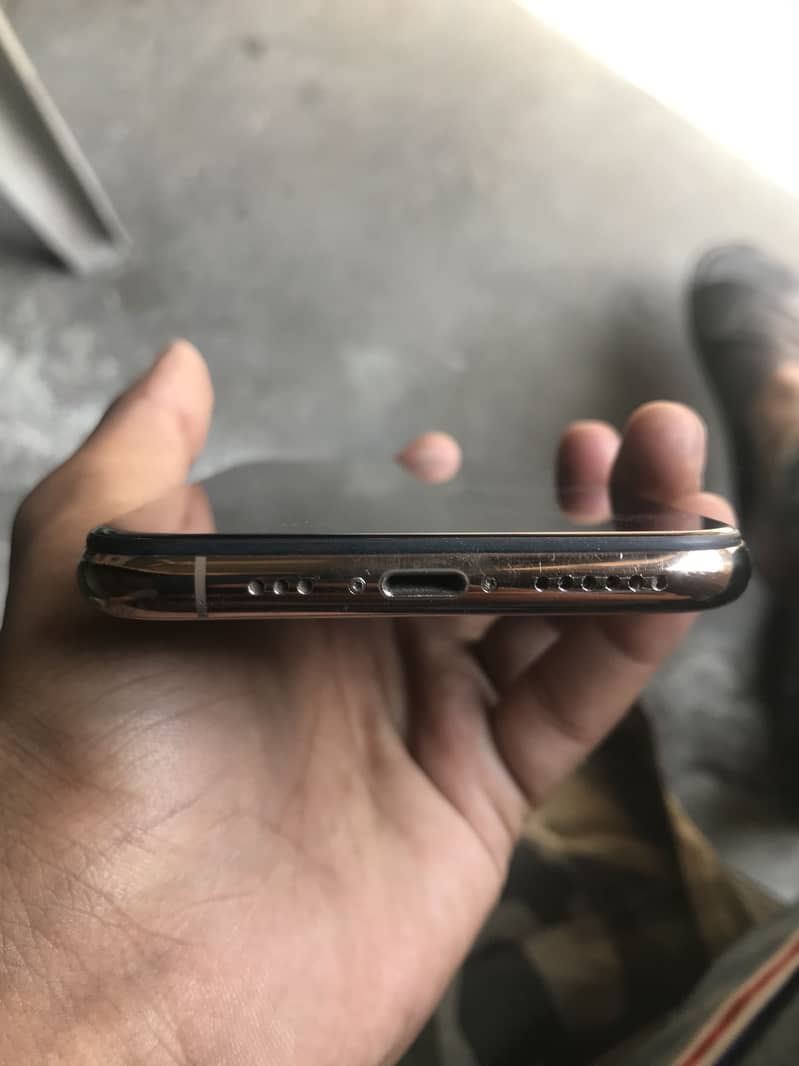 Apple iPhone XS 6