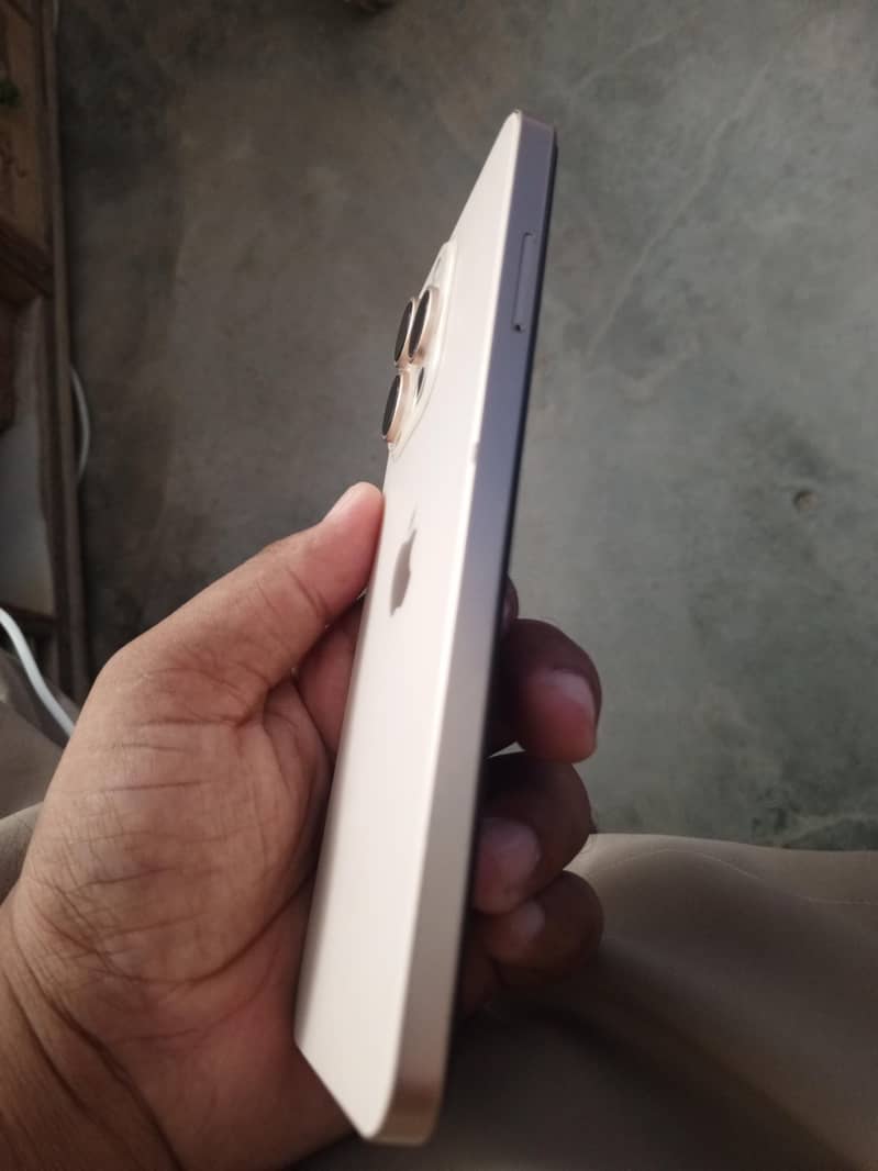 Apple iPhone 16 Pro Max 4