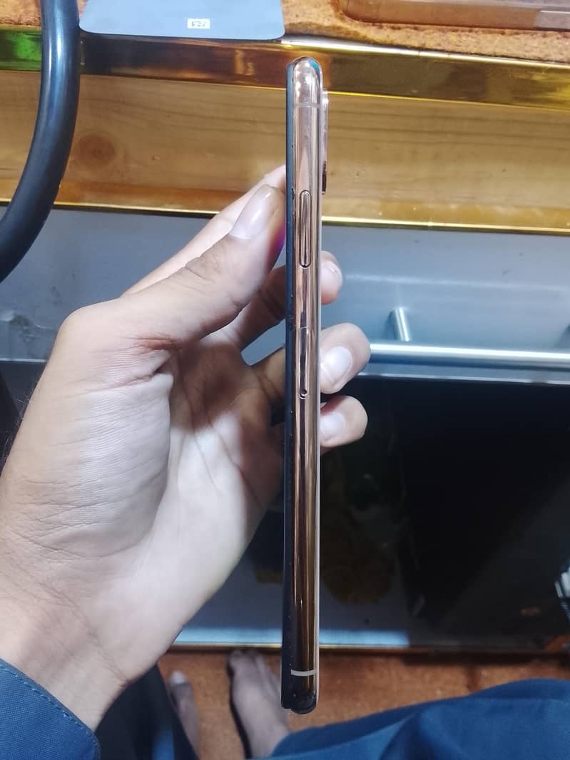 Apple iPhone XS Max 4
