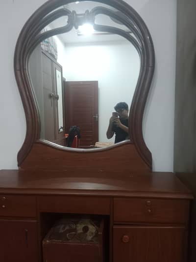 Dress's table made of sheesham wood old heavy godd condition