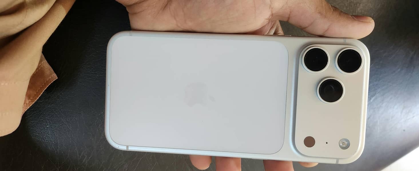 Apple iPhone 17 Pro Max 4