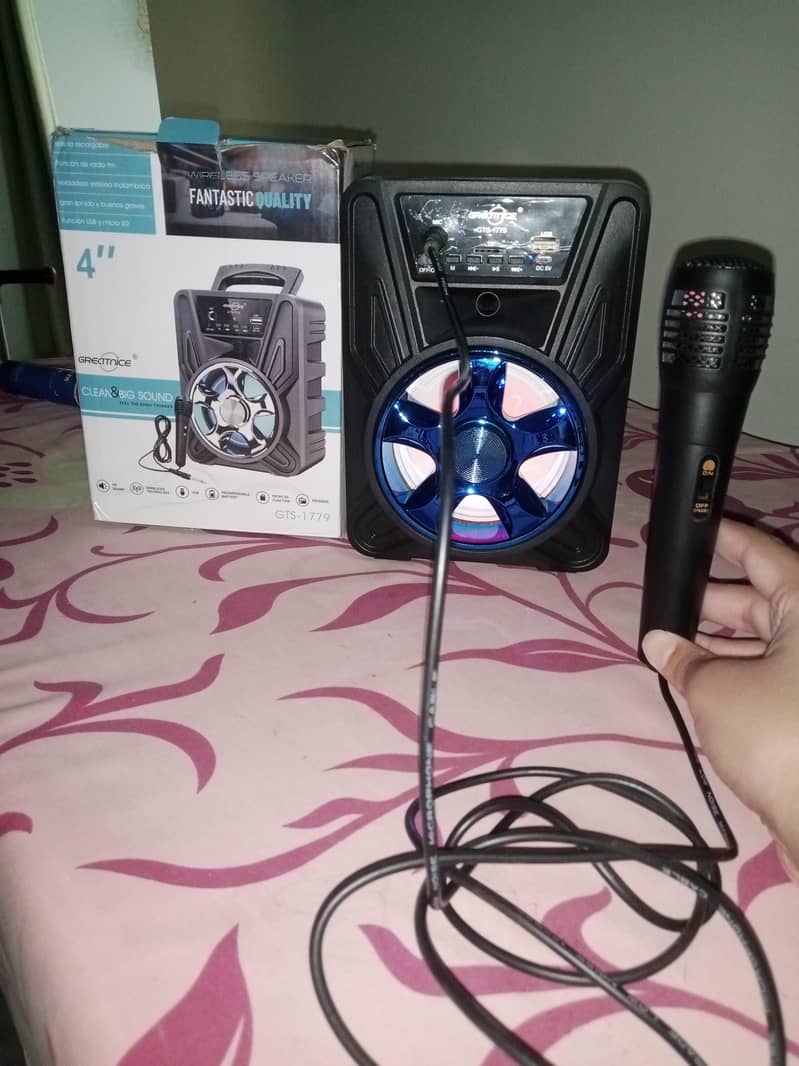 Speaker with mic 0