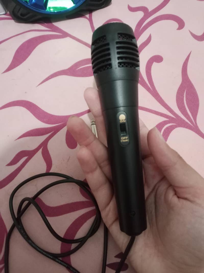 Speaker with mic 1