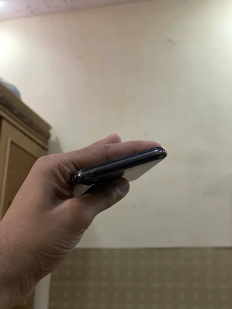 Apple iPhone X 4