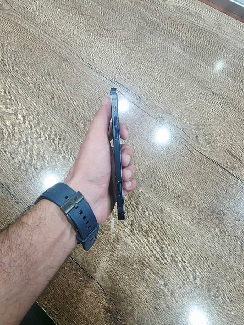Apple iPhone 12 4
