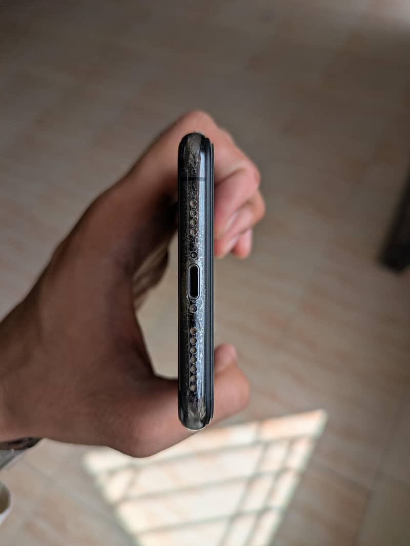 Apple iPhone XS Max 4