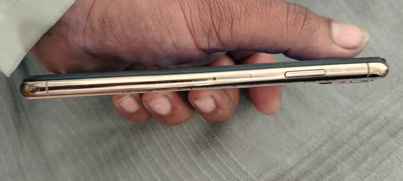 Apple iPhone XS Max 3
