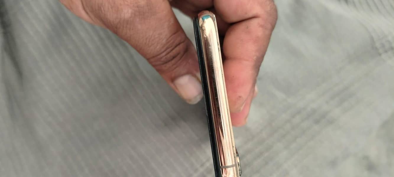 Apple iPhone XS Max 4