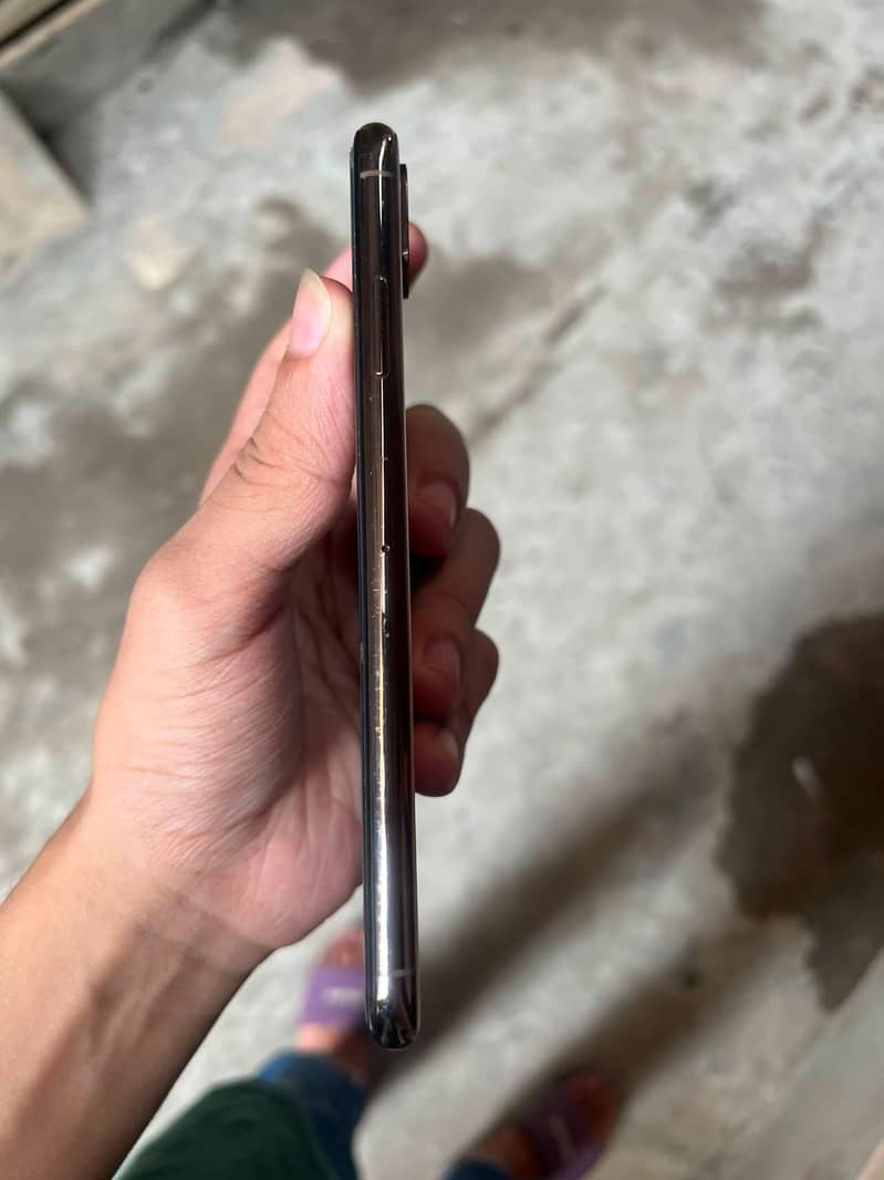 Apple iPhone XS Max 4