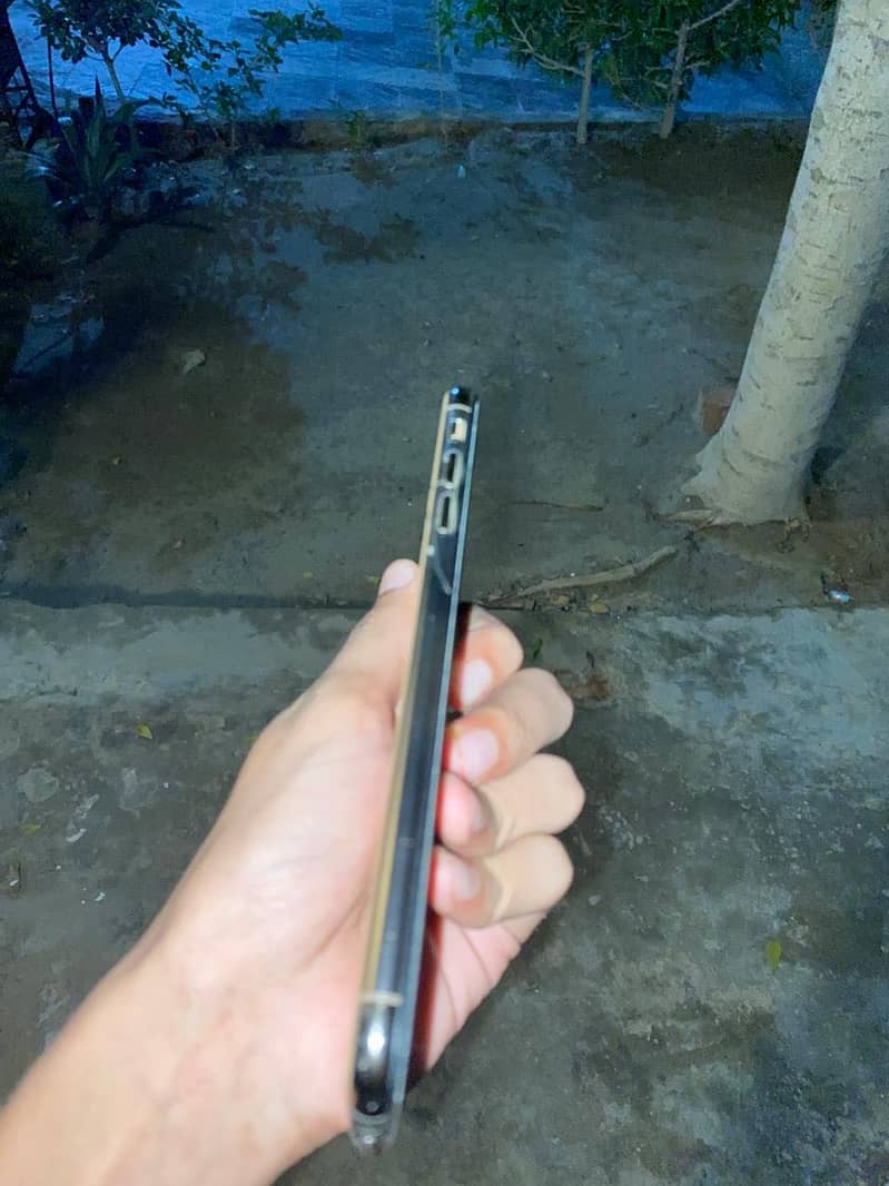 Apple iPhone XS Max 4