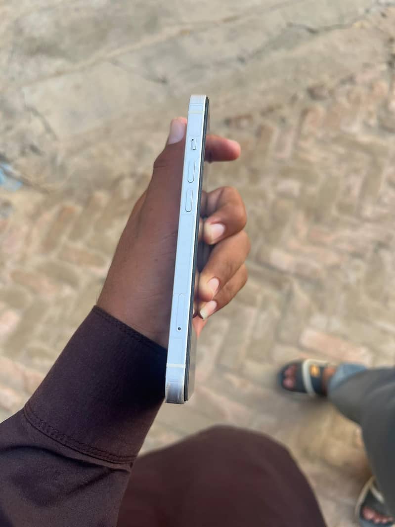 Apple iPhone 13 5