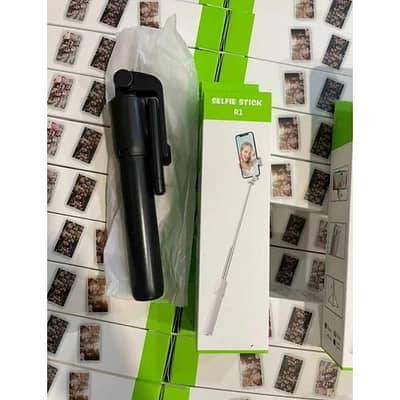 Brand New | R1 selfie stick Unused with Packaged Box