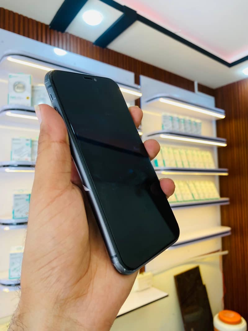 Apple iPhone 11 4