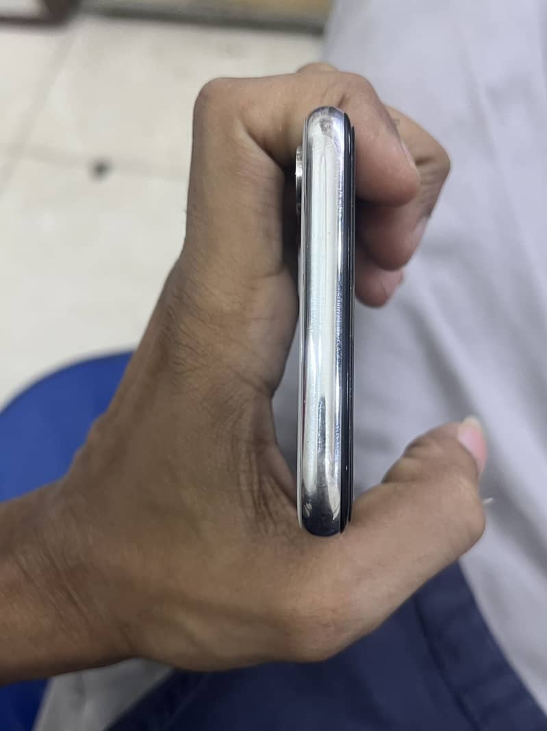Apple iPhone X 4