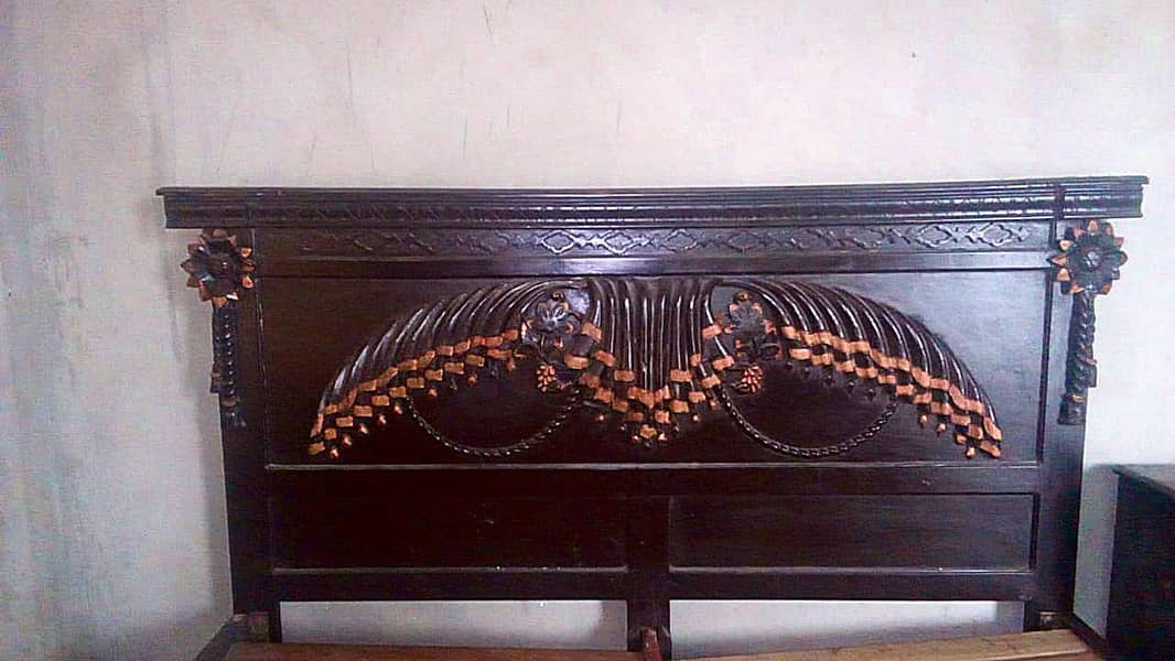 Queen size bed 1