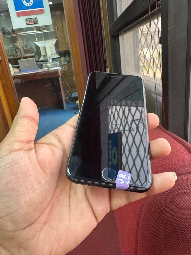 Apple iPhone SE 2 10