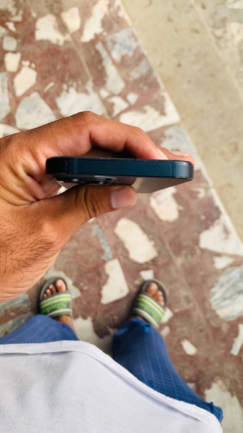 Apple iPhone 13 2