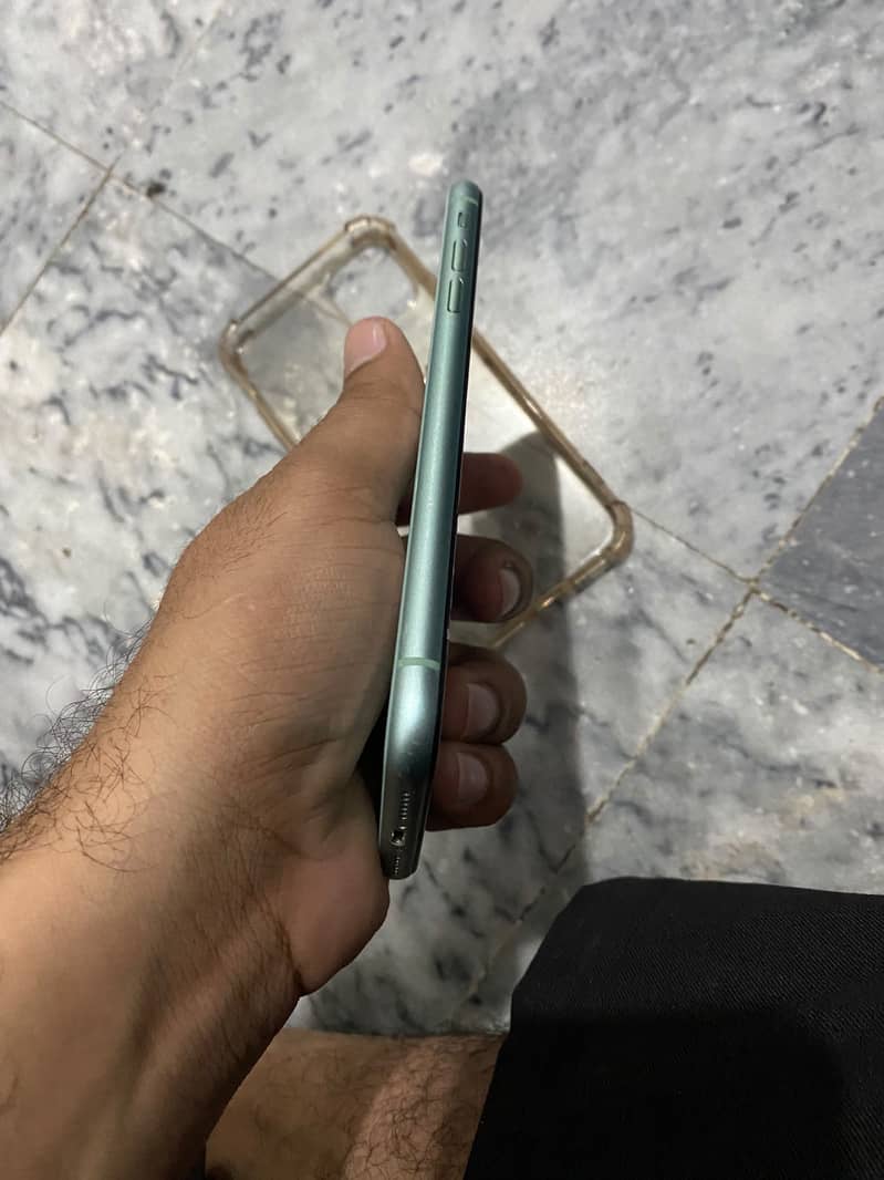 Apple iPhone 11 7