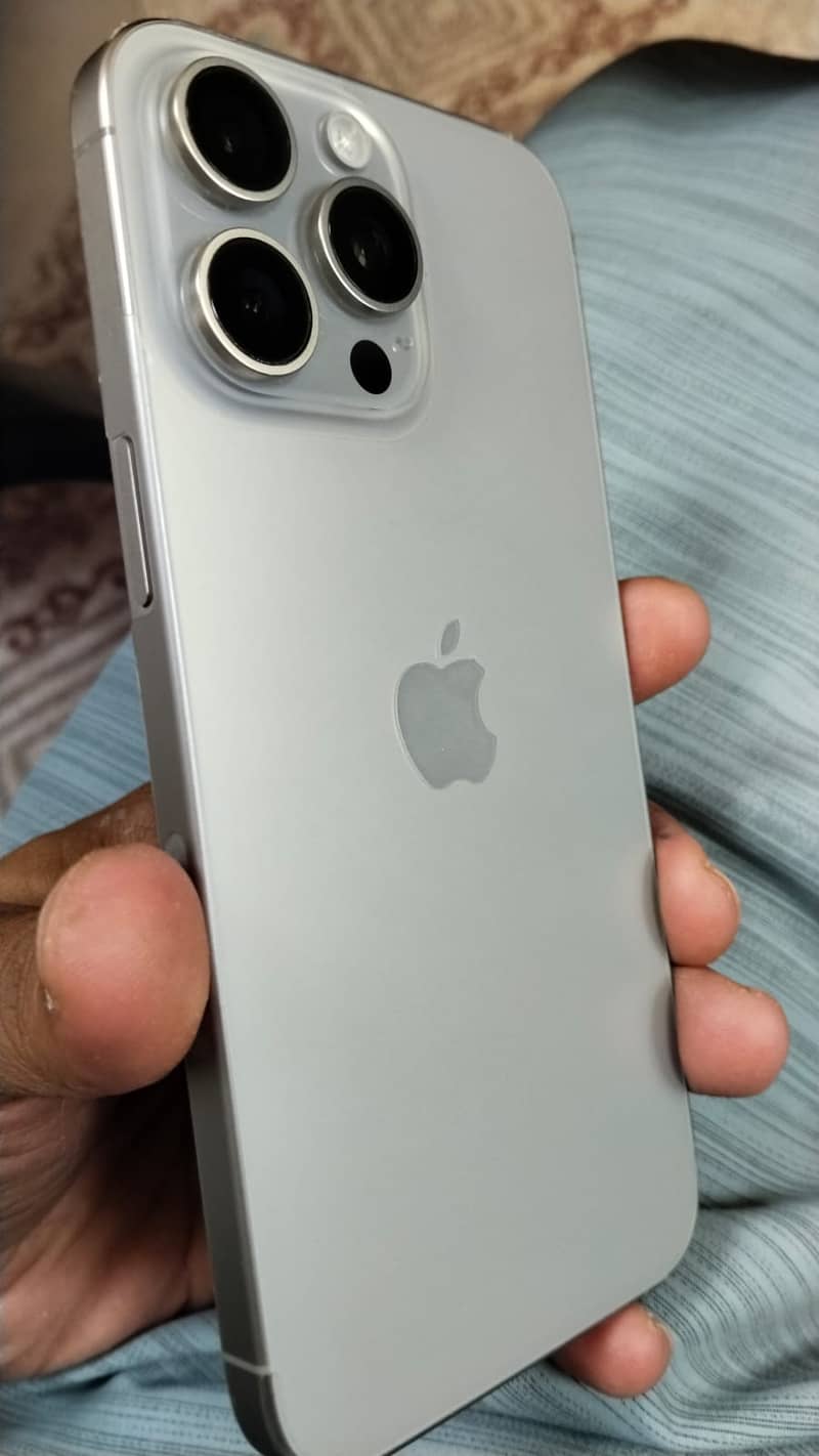 Apple iPhone 15 Pro Max 3