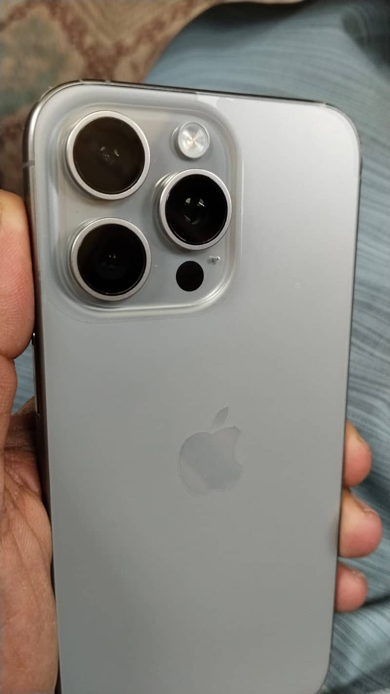 Apple iPhone 15 Pro Max 4